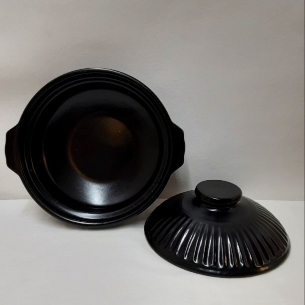 Small to medium covered casserole ceramic dish nwot